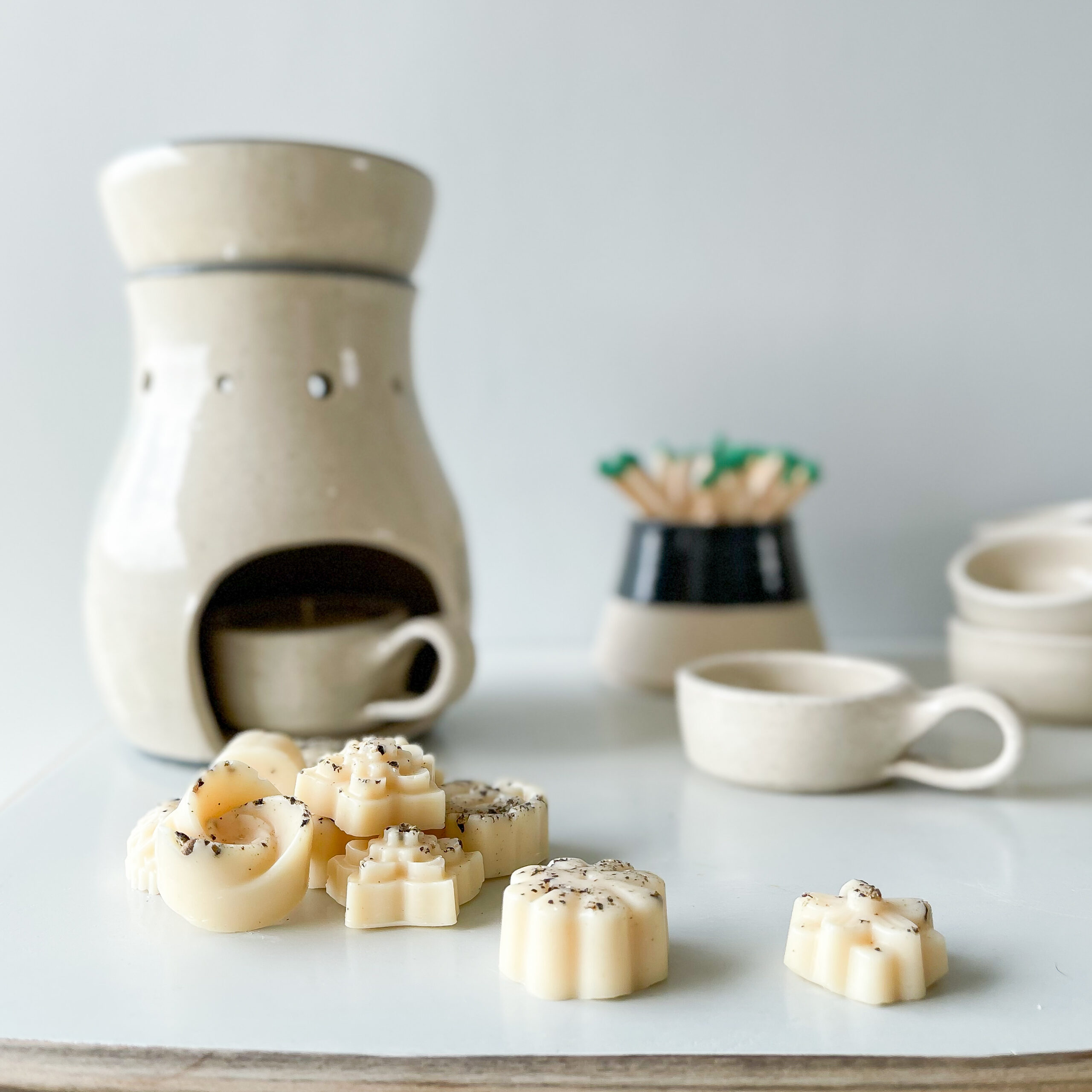 An oil with ceramic tealight cup