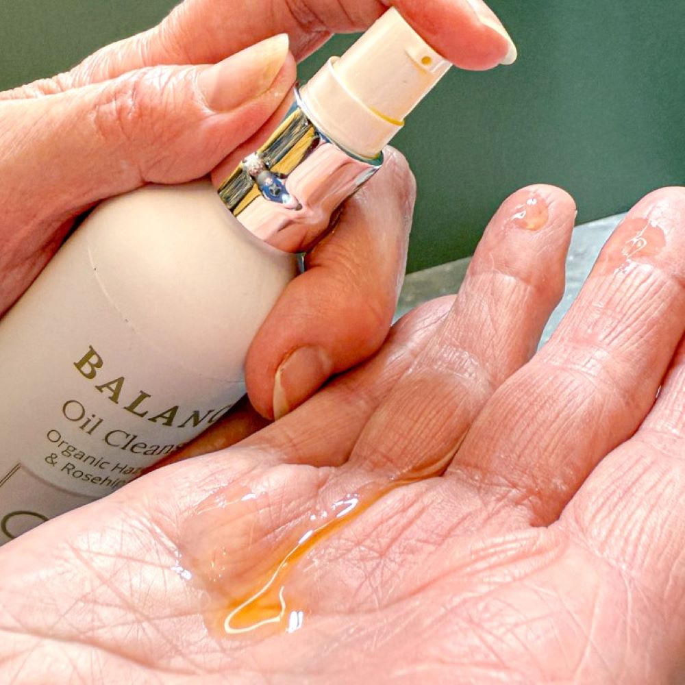 Ola Ros Balance Oil Cleanser being pumped into the palm